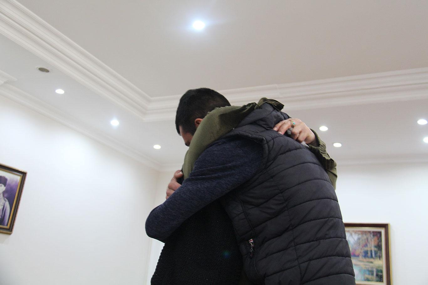 Evlat nöbetindeki ailelerden biri daha çocuğuna kavuştu